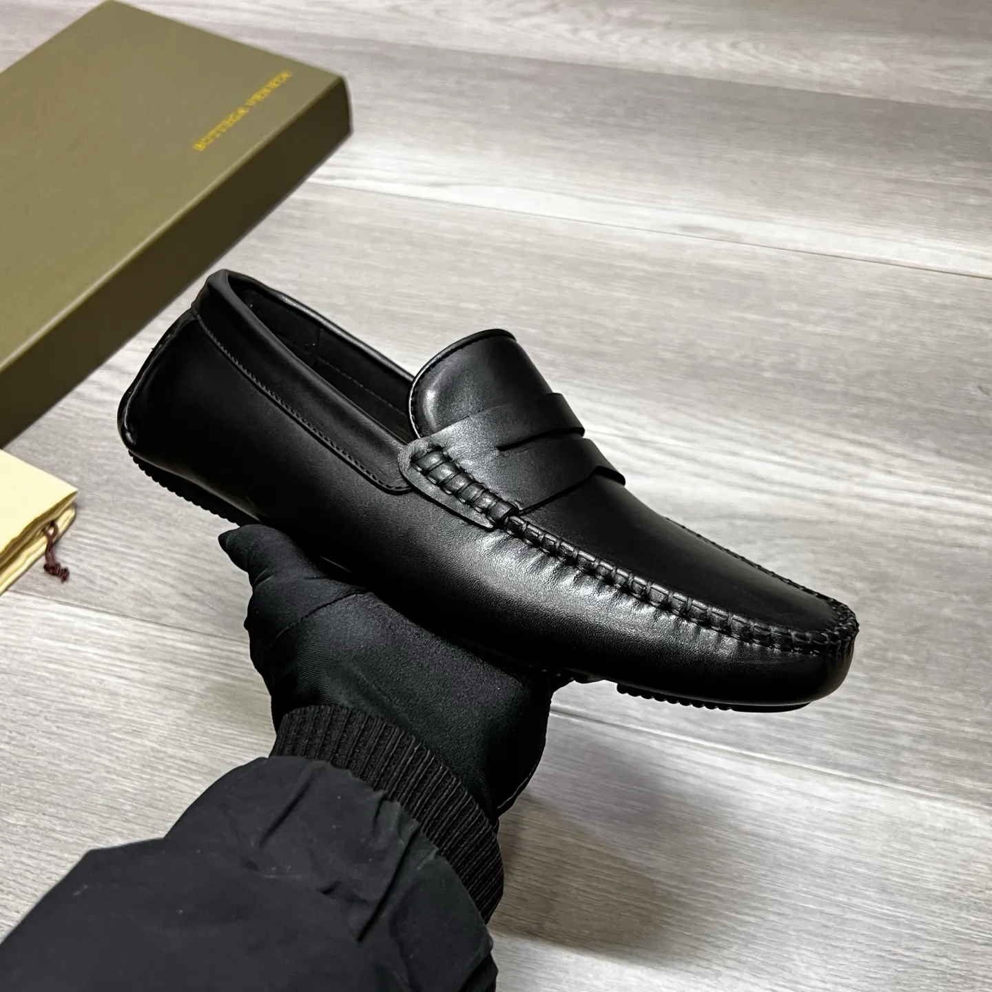 Factory price 480 BV 〰️Purely handmade classic men's beanie shoes👉👉driving shoes, slip-on shoes, made of imported cowhide from Italy, 💕water-dyed cowhide lining, 🔊original outsole, waterproof platform design, comfortable on the feet. A good choice for traveling and driving, two colors available, code number: 38-44, (45 can be customized)